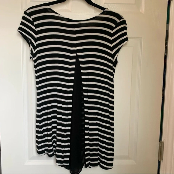 Kim & Cami Black and White Striped Short Sleeve Peekaboo Mesh Back, Size M - Picture 4 of 4